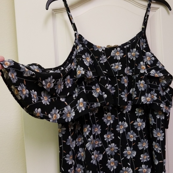 Boutique Cold Shoulder Top - Picture 2 of 7